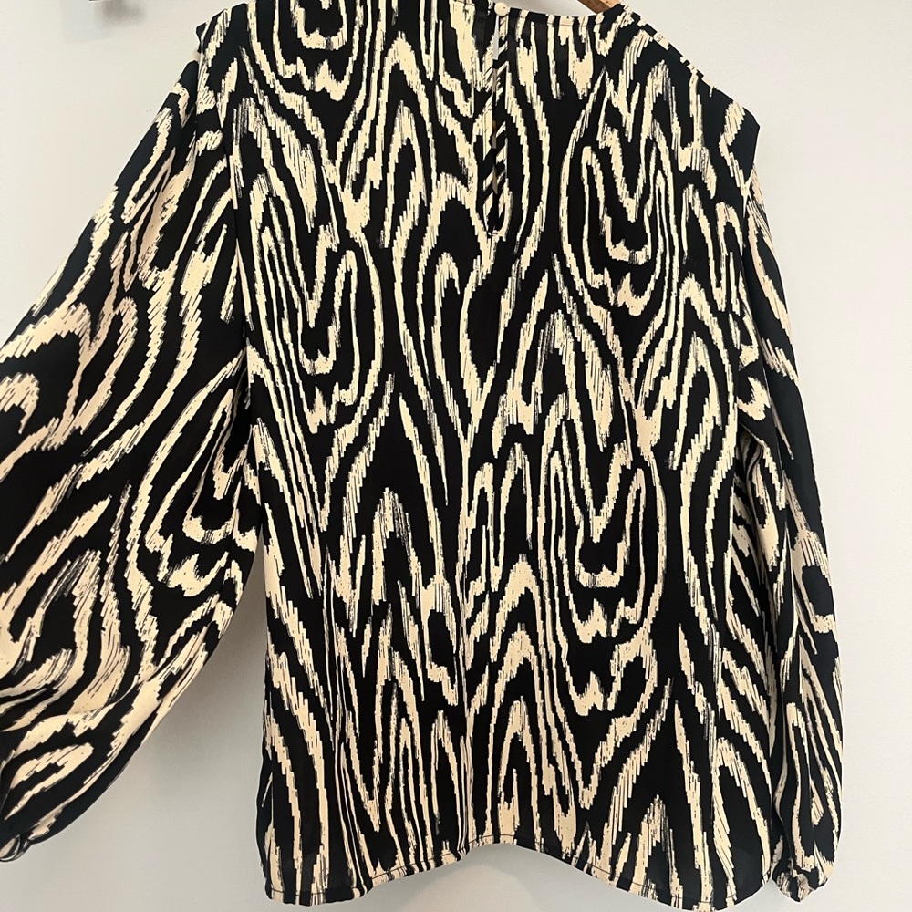 Who What Wear Printed Blouse. Size Small. Like new - Picture 3 of 4